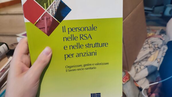 Copertina: Il personale nelle RSA e nelle strutture per anziani: organizzare, gestire e valorizzare il lavoro socio-sanitario